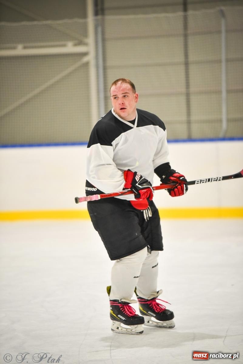 Zdjęcie w galerii na portalu naszraciborz.pl: Dragons Pszów pokonali Orły OSiR-u Racibórz. Hokej wrócił na Piastor [FOTO] wiadomości z regionu