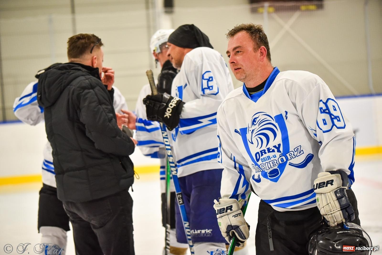 Zdjęcie w galerii na portalu naszraciborz.pl: Dragons Pszów pokonali Orły OSiR-u Racibórz. Hokej wrócił na Piastor [FOTO] wiadomości z regionu