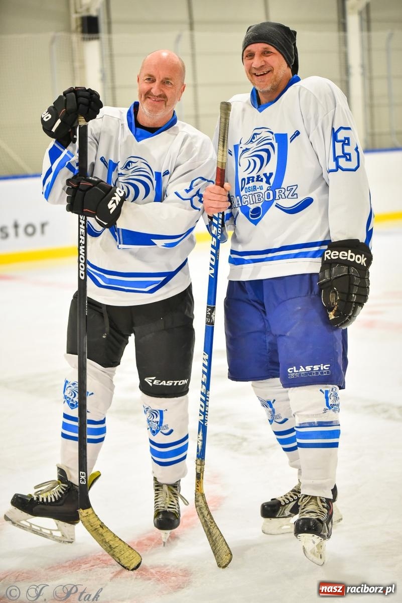 Zdjęcie w galerii na portalu naszraciborz.pl: Dragons Pszów pokonali Orły OSiR-u Racibórz. Hokej wrócił na Piastor [FOTO] wiadomości z regionu