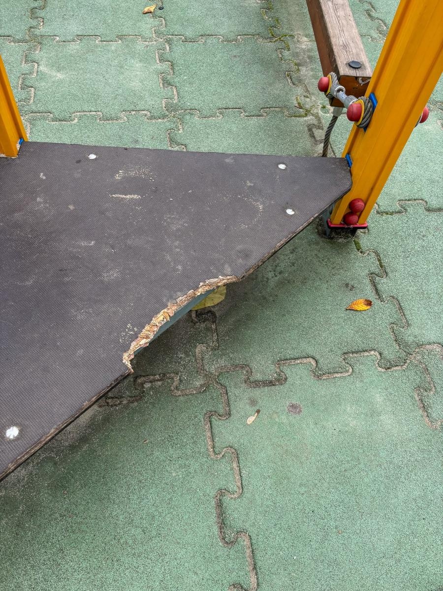 Zdjęcie w galerii na portalu naszraciborz.pl: List do redakcji: Zaniedbany plac zabaw przy parku Jordanowskim wiadomości z regionu