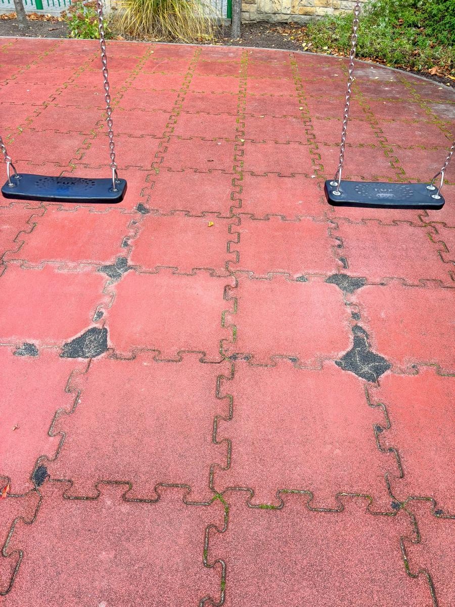 Zdjęcie w galerii na portalu naszraciborz.pl: List do redakcji: Zaniedbany plac zabaw przy parku Jordanowskim wiadomości z regionu