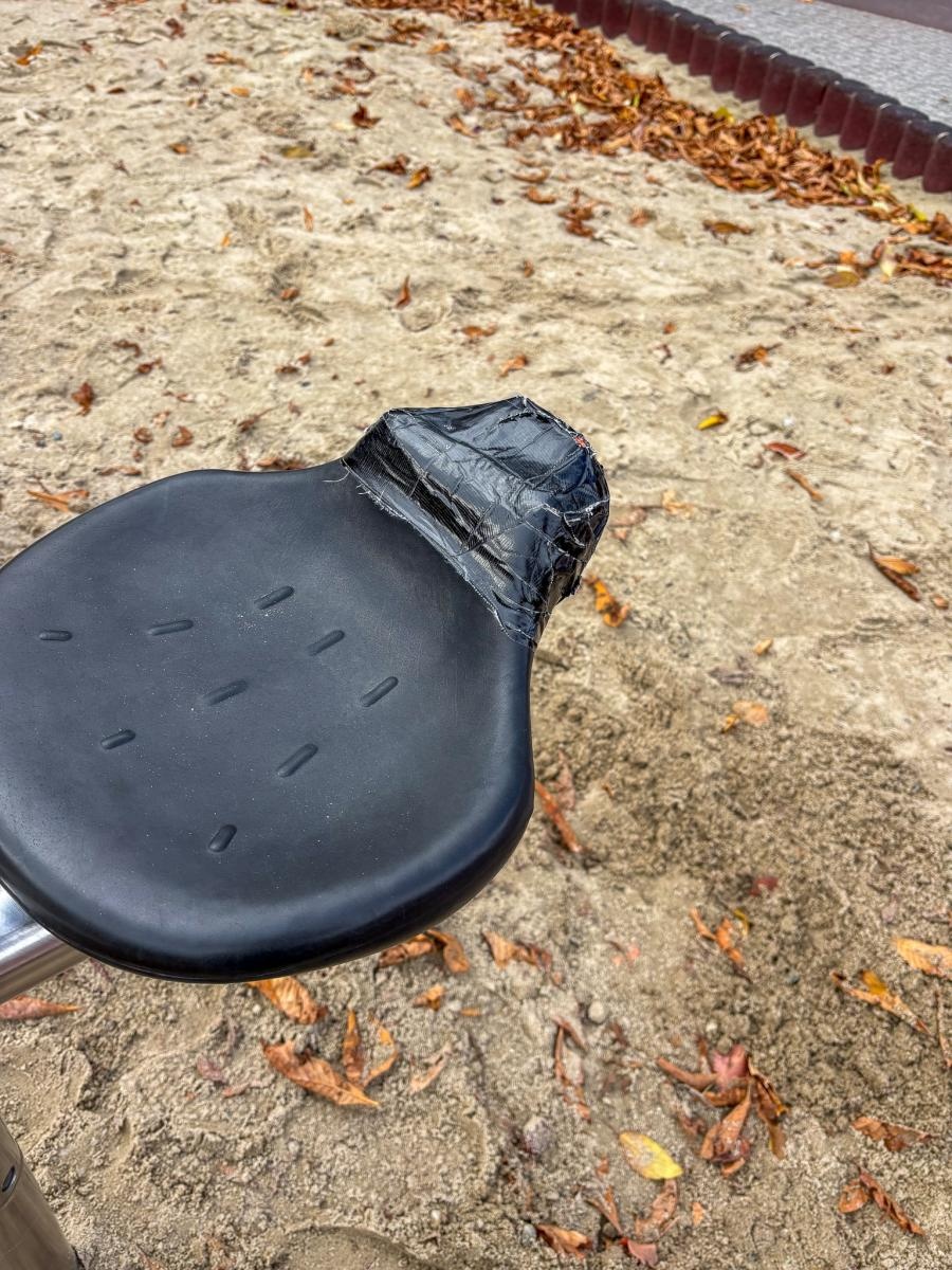 Zdjęcie w galerii na portalu naszraciborz.pl: List do redakcji: Zaniedbany plac zabaw przy parku Jordanowskim wiadomości z regionu