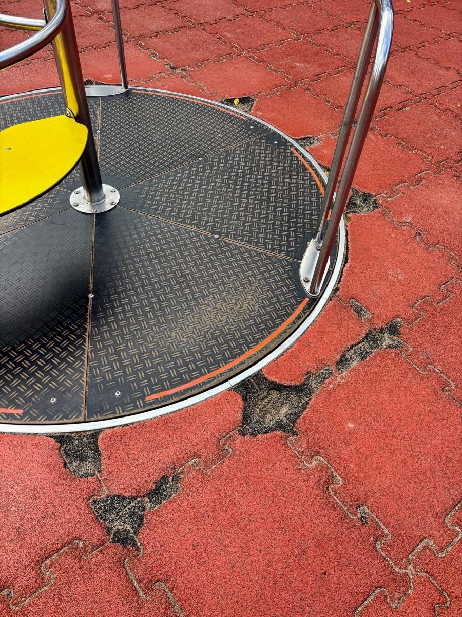 Zdjęcie w galerii na portalu naszraciborz.pl: List do redakcji: Zaniedbany plac zabaw przy parku Jordanowskim wiadomości z regionu