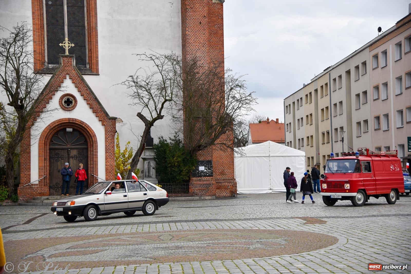 Zdjęcie w galerii na portalu naszraciborz.pl: Gwiazdy motoryzacji minionych dekad na raciborskim rynku [FOTO i WIDEO] wiadomości z regionu