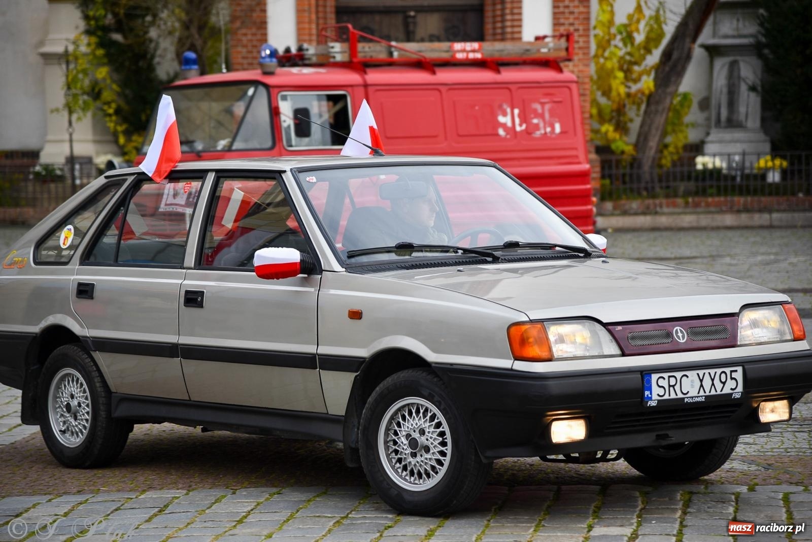 Zdjęcie w galerii na portalu naszraciborz.pl: Gwiazdy motoryzacji minionych dekad na raciborskim rynku [FOTO i WIDEO] wiadomości z regionu