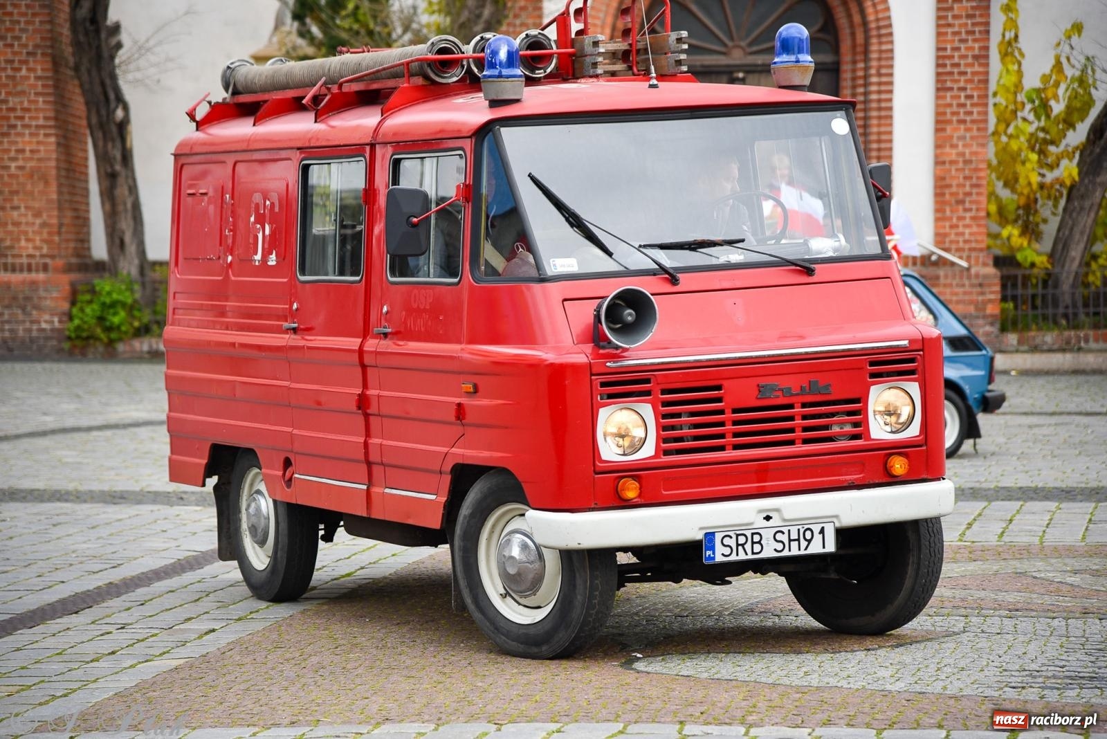 Zdjęcie w galerii na portalu naszraciborz.pl: Gwiazdy motoryzacji minionych dekad na raciborskim rynku [FOTO i WIDEO] wiadomości z regionu