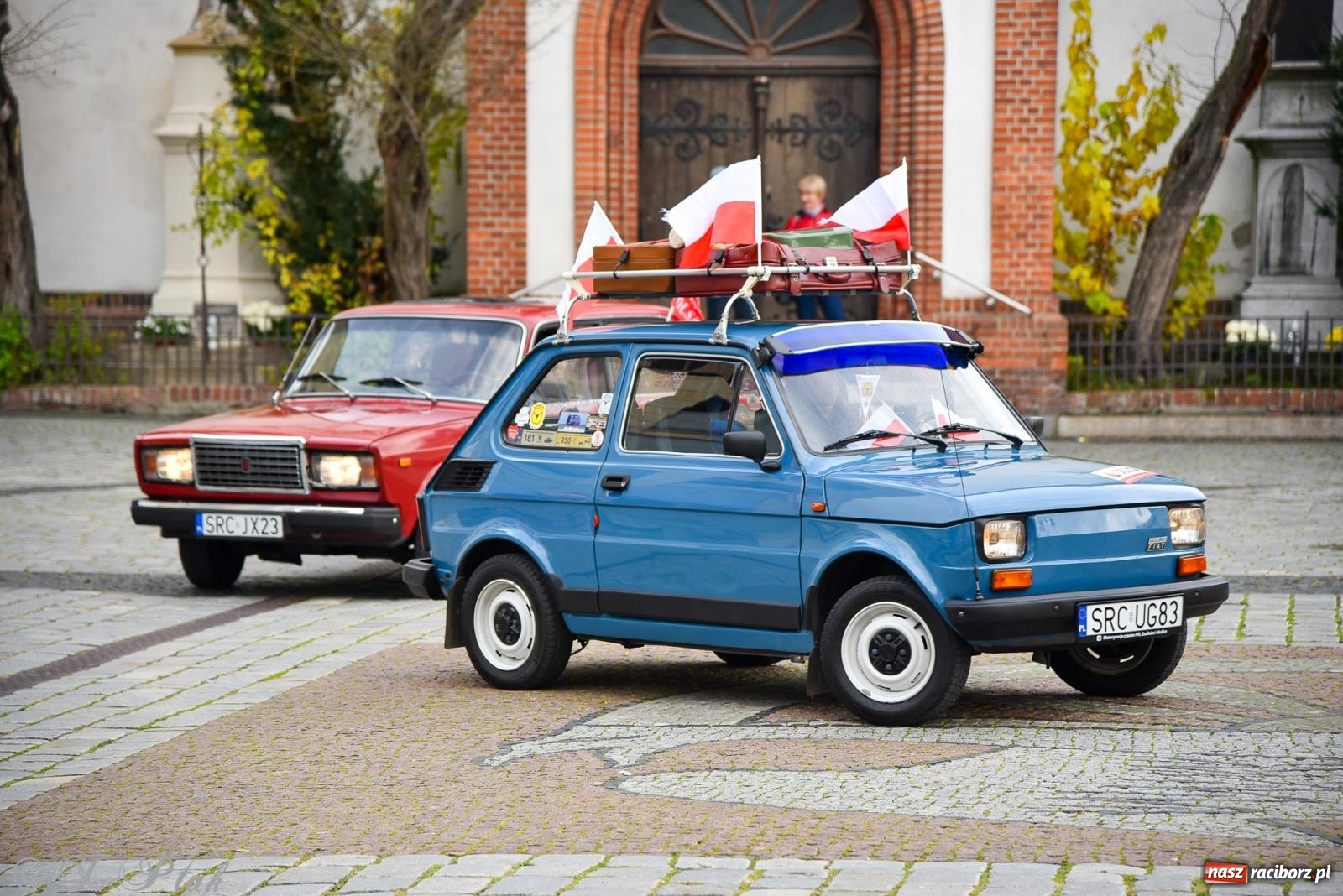 Zdjęcie w galerii na portalu naszraciborz.pl: Gwiazdy motoryzacji minionych dekad na raciborskim rynku [FOTO i WIDEO] wiadomości z regionu