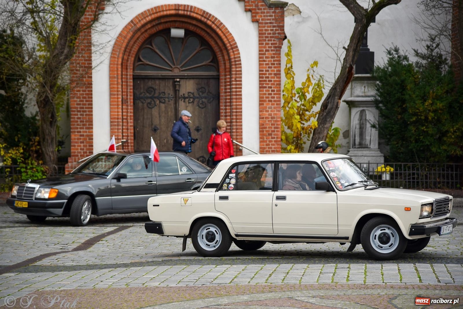 Zdjęcie w galerii na portalu naszraciborz.pl: Gwiazdy motoryzacji minionych dekad na raciborskim rynku [FOTO i WIDEO] wiadomości z regionu