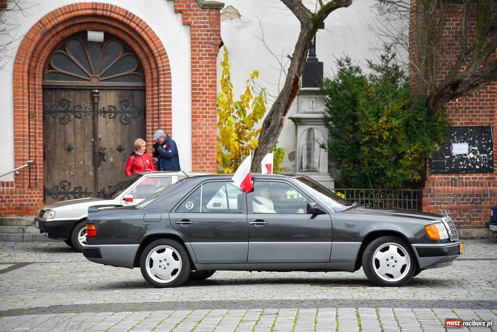 Zdjęcie w galerii na portalu naszraciborz.pl: Gwiazdy motoryzacji minionych dekad na raciborskim rynku [FOTO i WIDEO] wiadomości z regionu