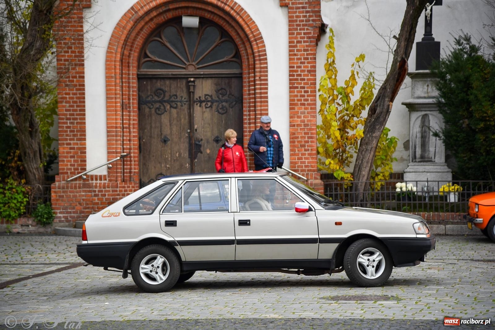 Zdjęcie w galerii na portalu naszraciborz.pl: Gwiazdy motoryzacji minionych dekad na raciborskim rynku [FOTO i WIDEO] wiadomości z regionu