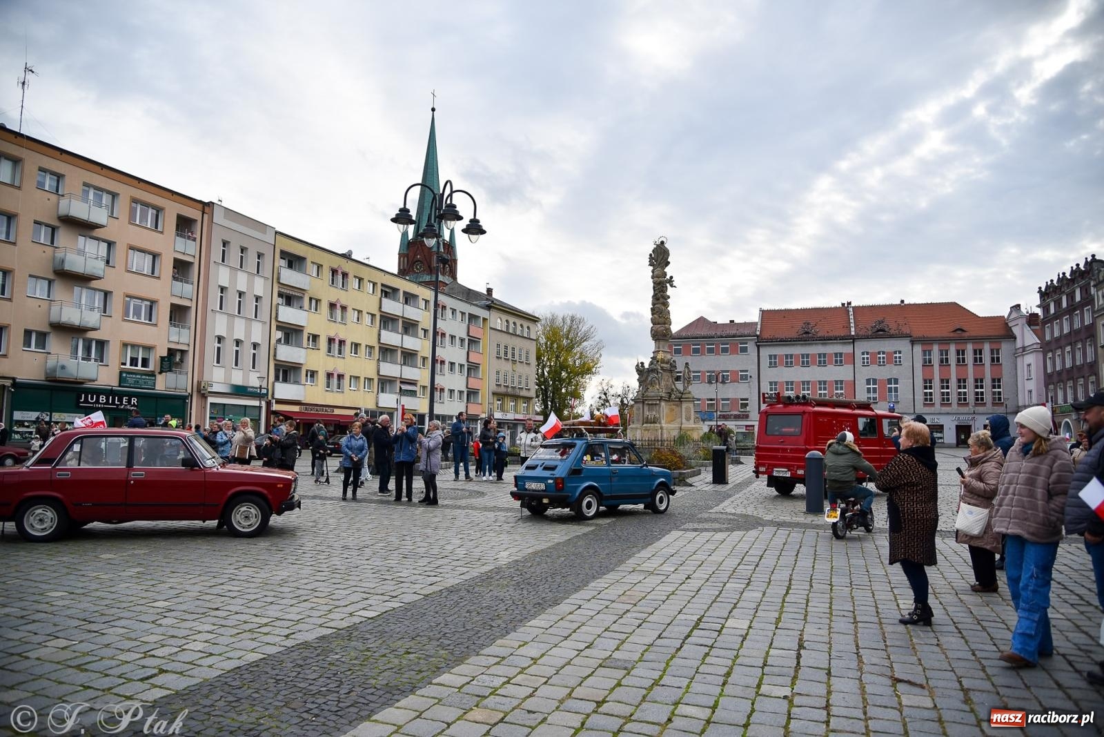 Zdjęcie w galerii na portalu naszraciborz.pl: Gwiazdy motoryzacji minionych dekad na raciborskim rynku [FOTO i WIDEO] wiadomości z regionu