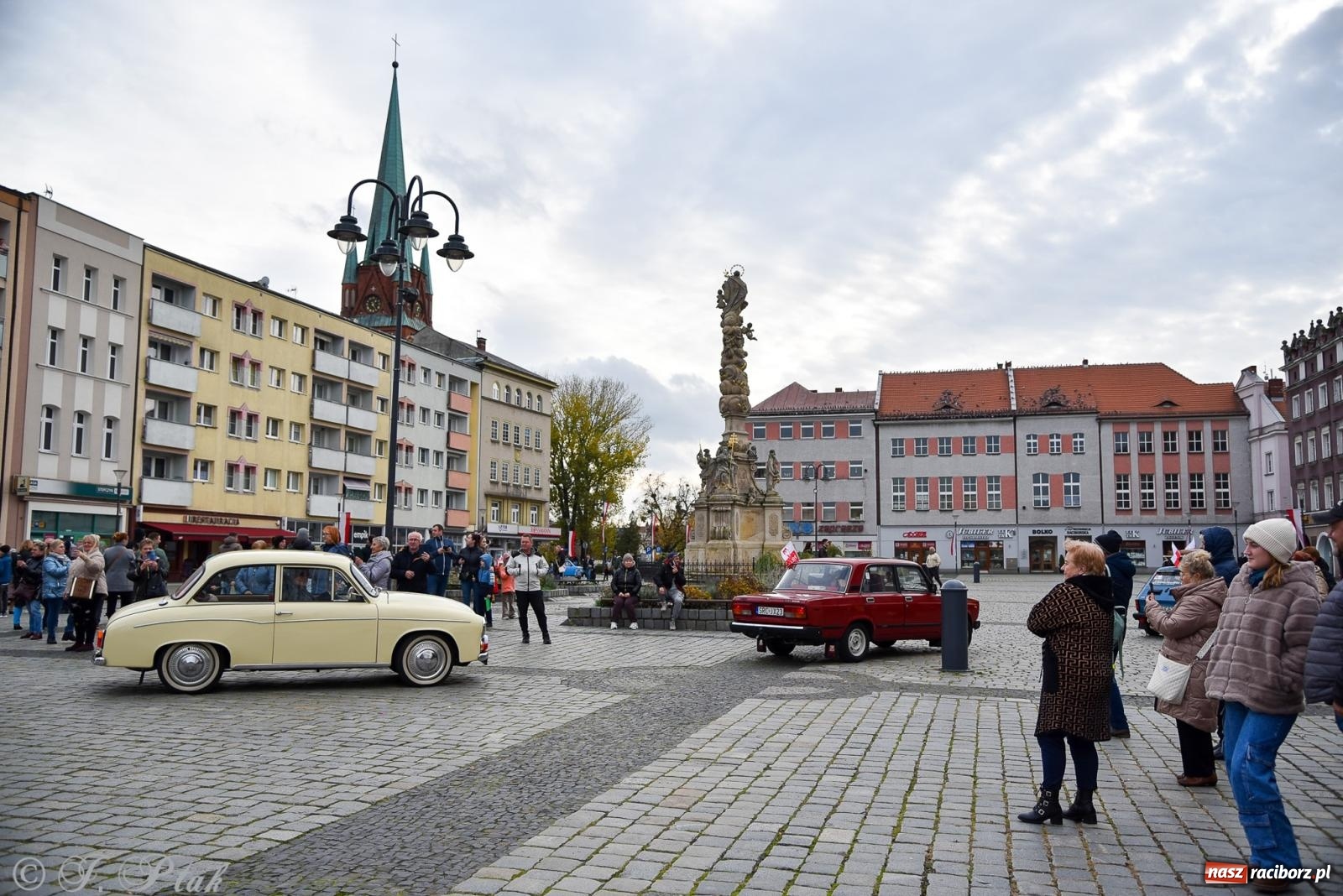Zdjęcie w galerii na portalu naszraciborz.pl: Gwiazdy motoryzacji minionych dekad na raciborskim rynku [FOTO i WIDEO] wiadomości z regionu