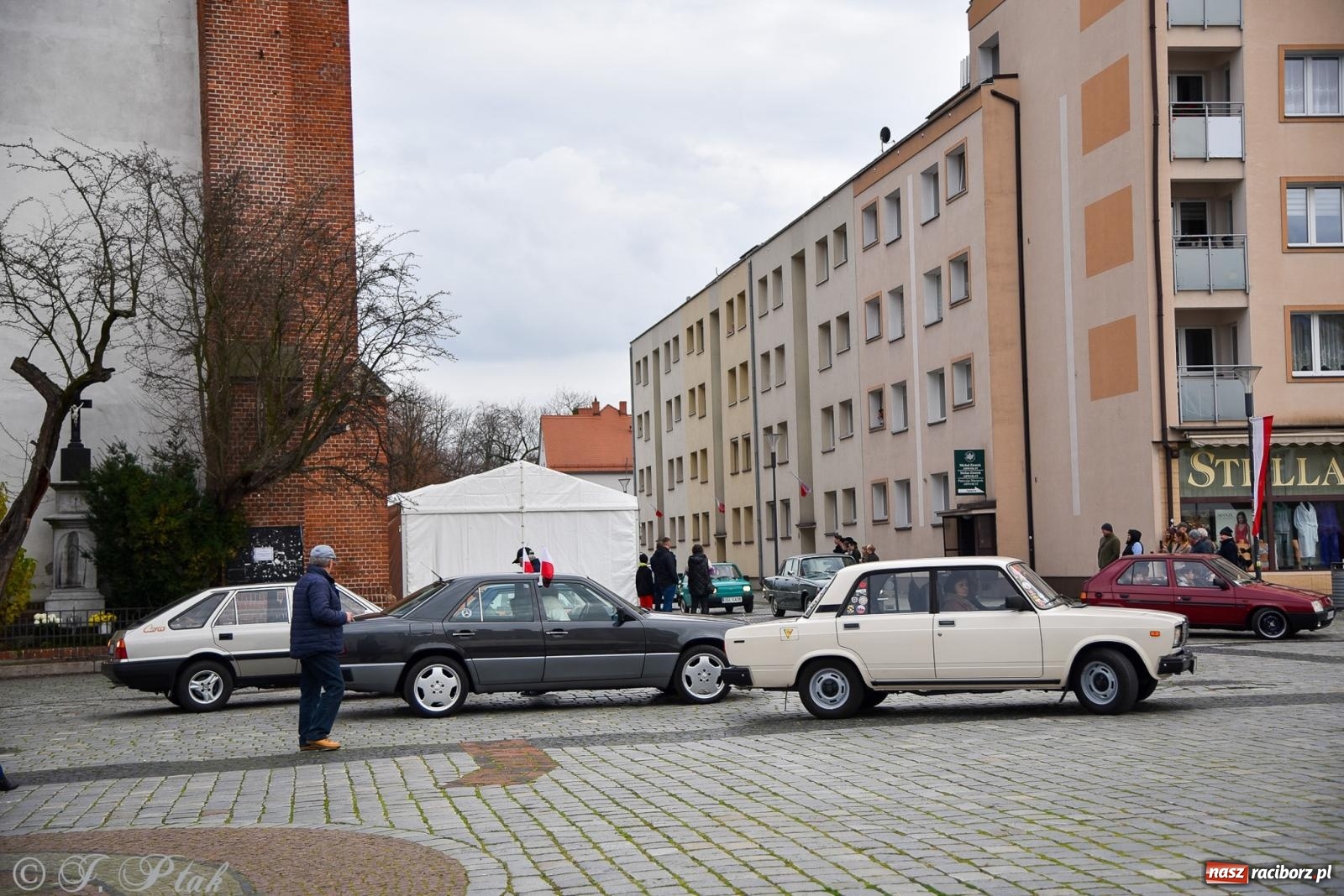 Zdjęcie w galerii na portalu naszraciborz.pl: Gwiazdy motoryzacji minionych dekad na raciborskim rynku [FOTO i WIDEO] wiadomości z regionu