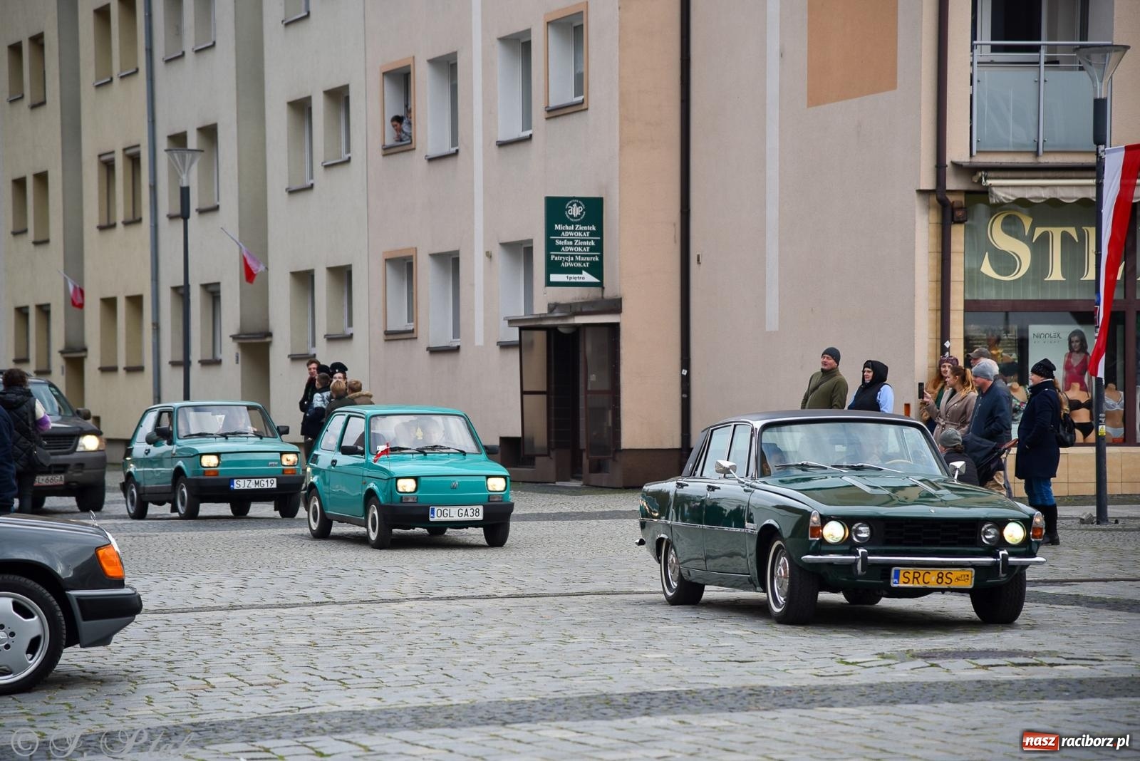 Zdjęcie w galerii na portalu naszraciborz.pl: Gwiazdy motoryzacji minionych dekad na raciborskim rynku [FOTO i WIDEO] wiadomości z regionu
