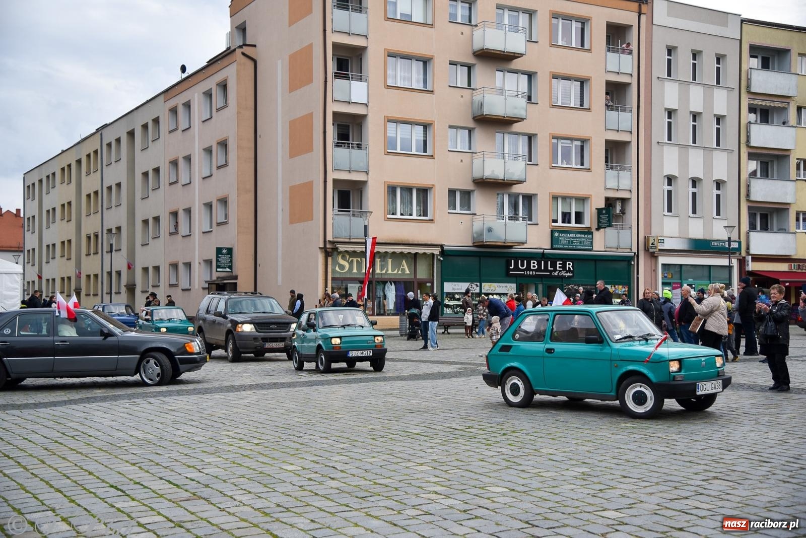 Zdjęcie w galerii na portalu naszraciborz.pl: Gwiazdy motoryzacji minionych dekad na raciborskim rynku [FOTO i WIDEO] wiadomości z regionu