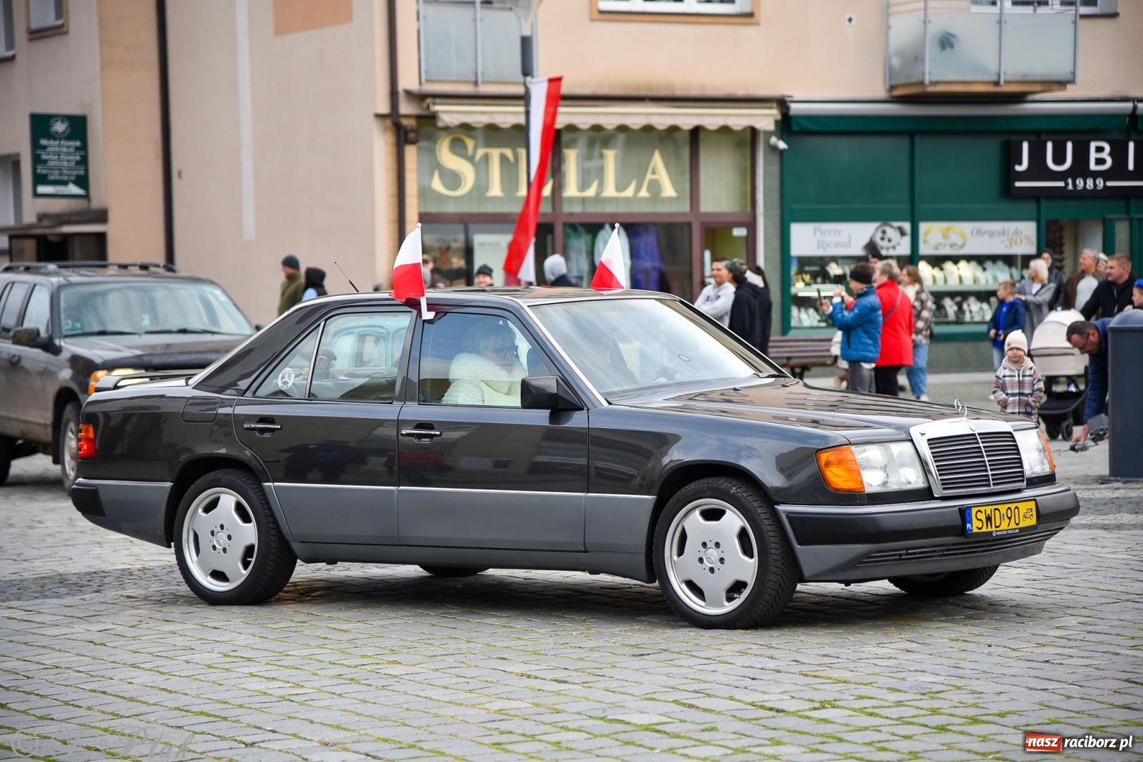 Zdjęcie w galerii na portalu naszraciborz.pl: Gwiazdy motoryzacji minionych dekad na raciborskim rynku [FOTO i WIDEO] wiadomości z regionu