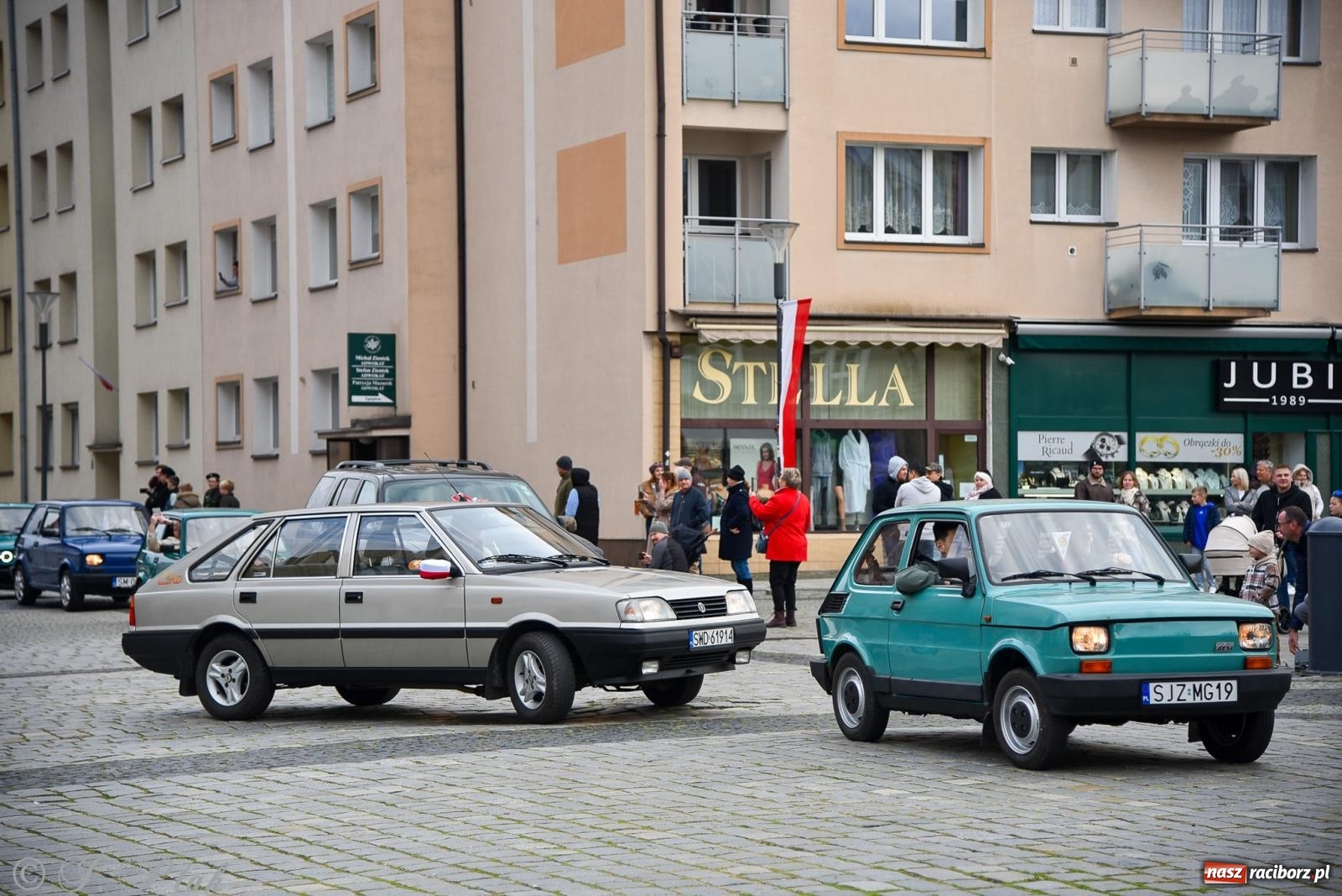 Zdjęcie w galerii na portalu naszraciborz.pl: Gwiazdy motoryzacji minionych dekad na raciborskim rynku [FOTO i WIDEO] wiadomości z regionu