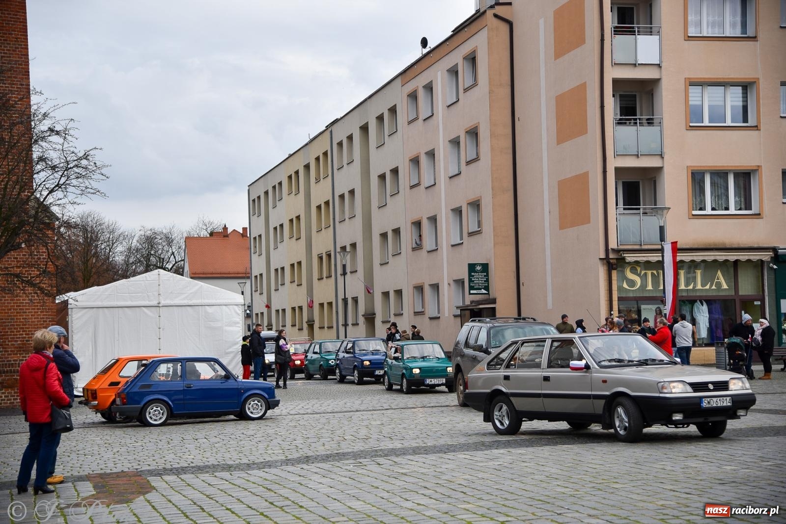 Zdjęcie w galerii na portalu naszraciborz.pl: Gwiazdy motoryzacji minionych dekad na raciborskim rynku [FOTO i WIDEO] wiadomości z regionu