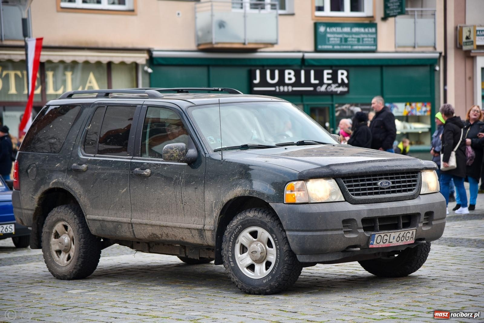 Zdjęcie w galerii na portalu naszraciborz.pl: Gwiazdy motoryzacji minionych dekad na raciborskim rynku [FOTO i WIDEO] wiadomości z regionu