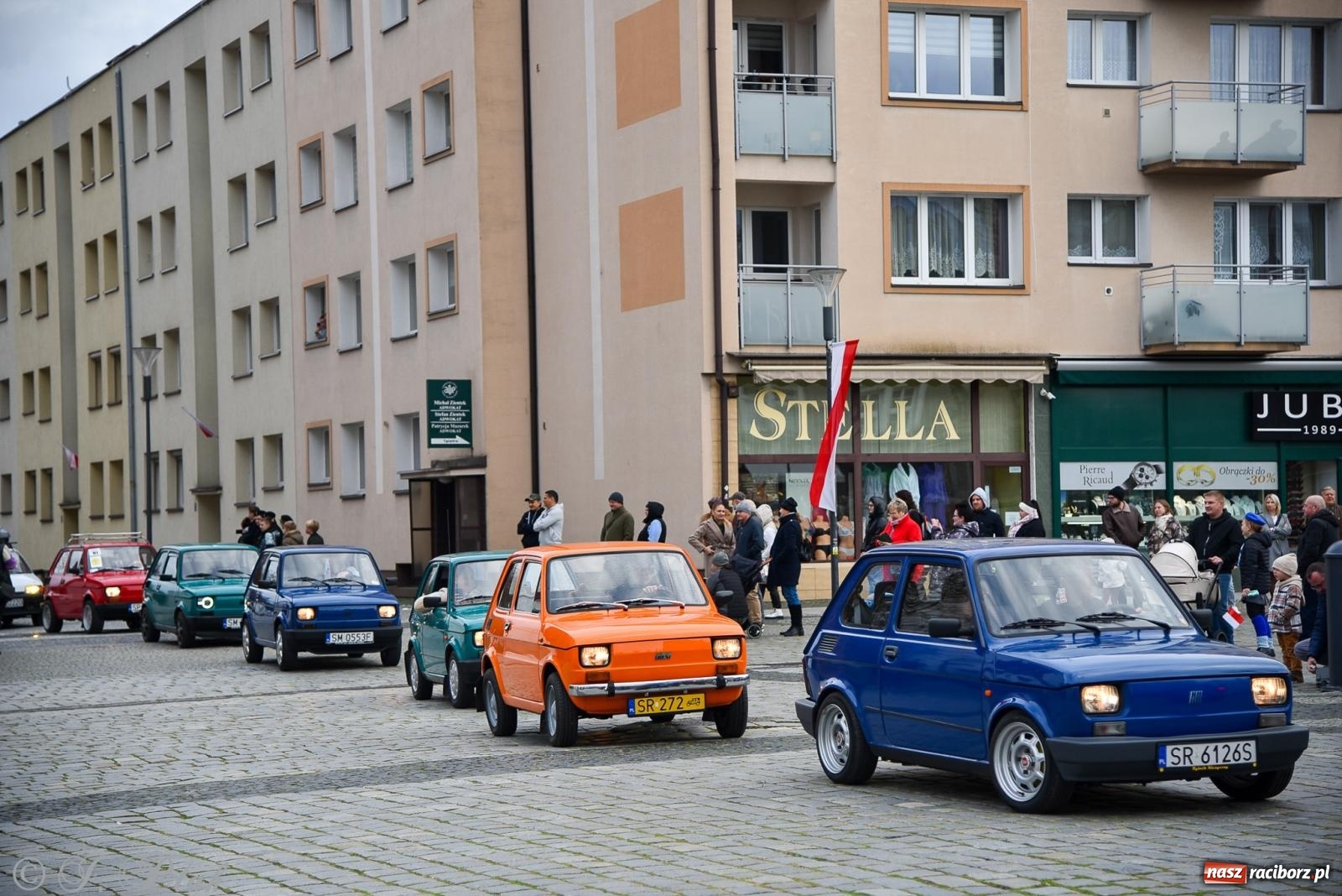 Zdjęcie w galerii na portalu naszraciborz.pl: Gwiazdy motoryzacji minionych dekad na raciborskim rynku [FOTO i WIDEO] wiadomości z regionu