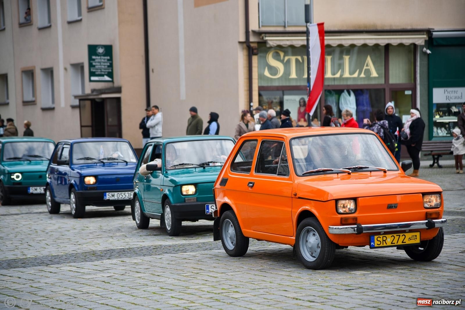 Zdjęcie w galerii na portalu naszraciborz.pl: Gwiazdy motoryzacji minionych dekad na raciborskim rynku [FOTO i WIDEO] wiadomości z regionu