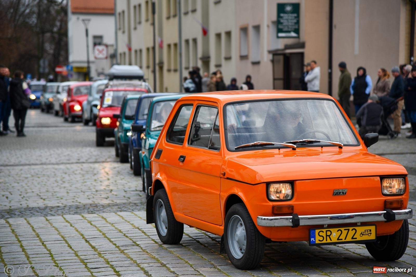 Zdjęcie w galerii na portalu naszraciborz.pl: Gwiazdy motoryzacji minionych dekad na raciborskim rynku [FOTO i WIDEO] wiadomości z regionu