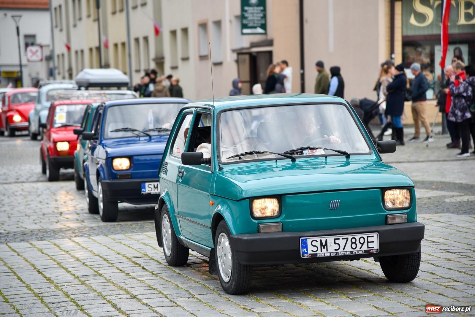 Zdjęcie w galerii na portalu naszraciborz.pl: Gwiazdy motoryzacji minionych dekad na raciborskim rynku [FOTO i WIDEO] wiadomości z regionu