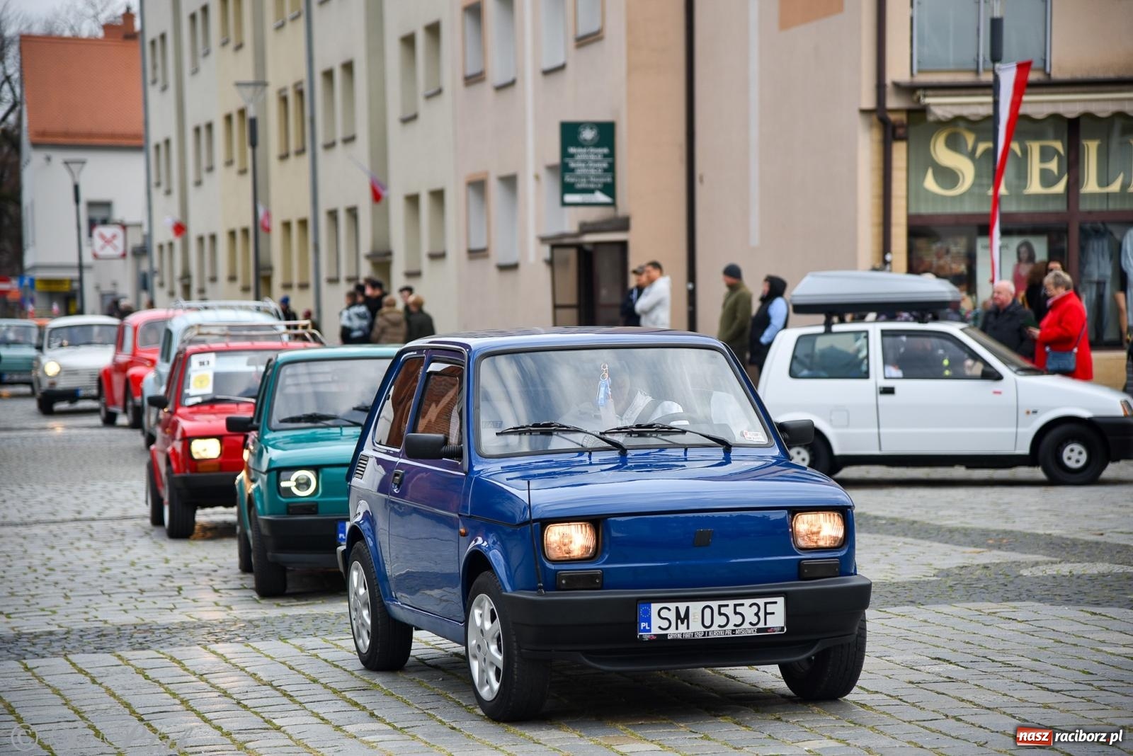 Zdjęcie w galerii na portalu naszraciborz.pl: Gwiazdy motoryzacji minionych dekad na raciborskim rynku [FOTO i WIDEO] wiadomości z regionu