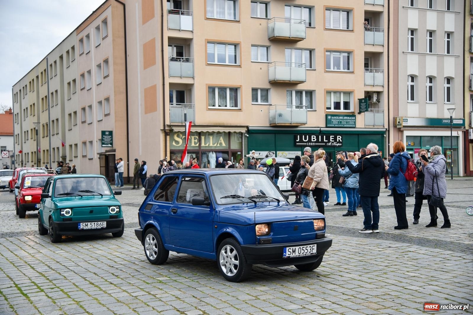 Zdjęcie w galerii na portalu naszraciborz.pl: Gwiazdy motoryzacji minionych dekad na raciborskim rynku [FOTO i WIDEO] wiadomości z regionu