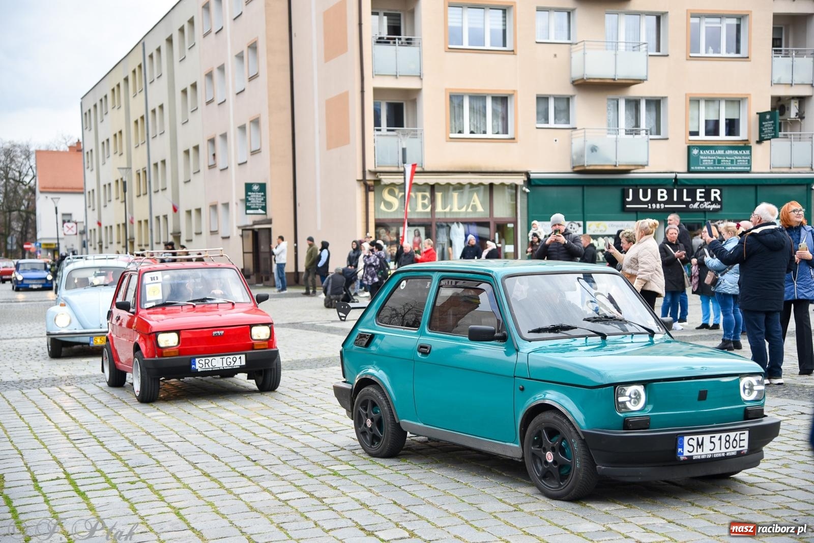 Zdjęcie w galerii na portalu naszraciborz.pl: Gwiazdy motoryzacji minionych dekad na raciborskim rynku [FOTO i WIDEO] wiadomości z regionu