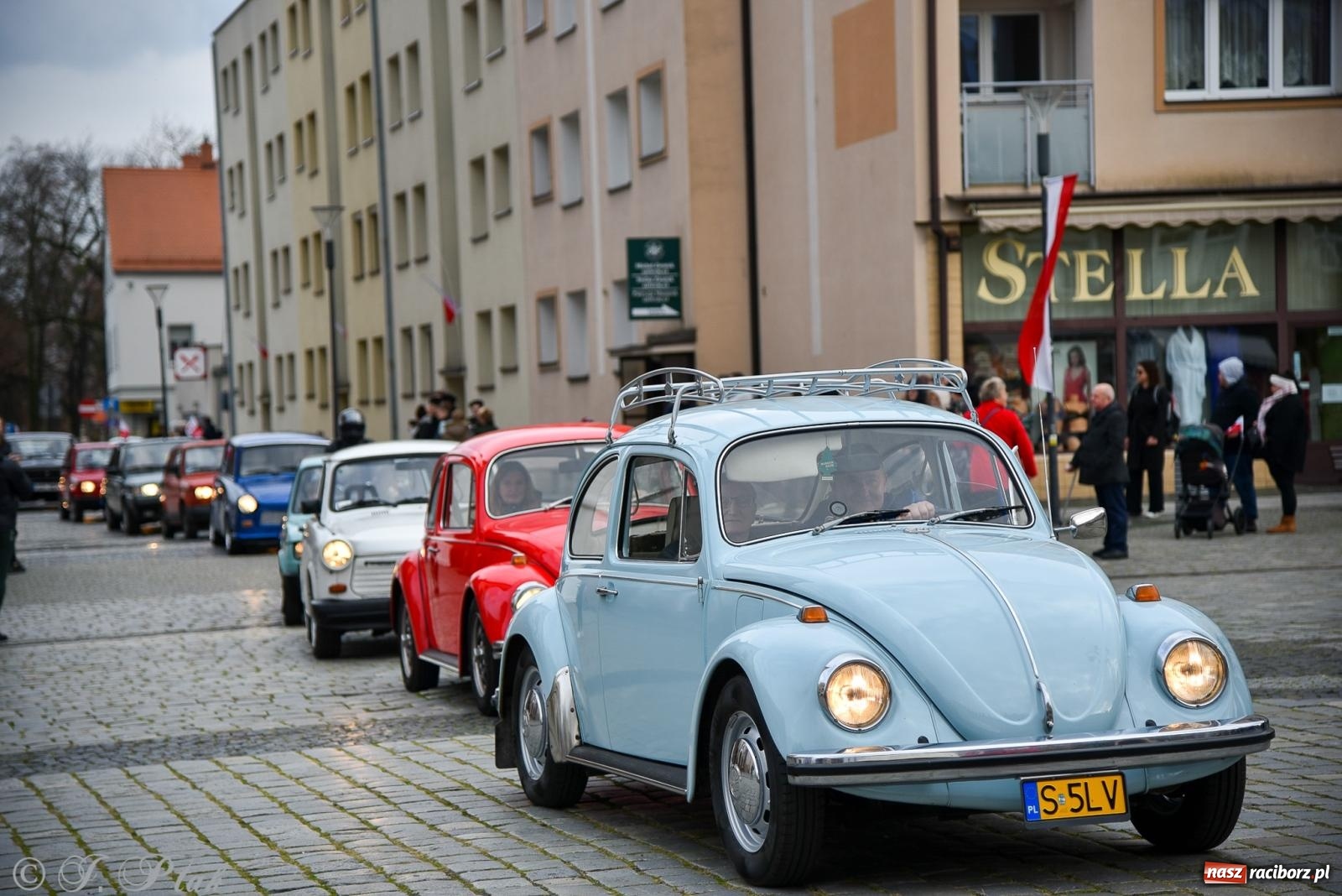 Zdjęcie w galerii na portalu naszraciborz.pl: Gwiazdy motoryzacji minionych dekad na raciborskim rynku [FOTO i WIDEO] wiadomości z regionu