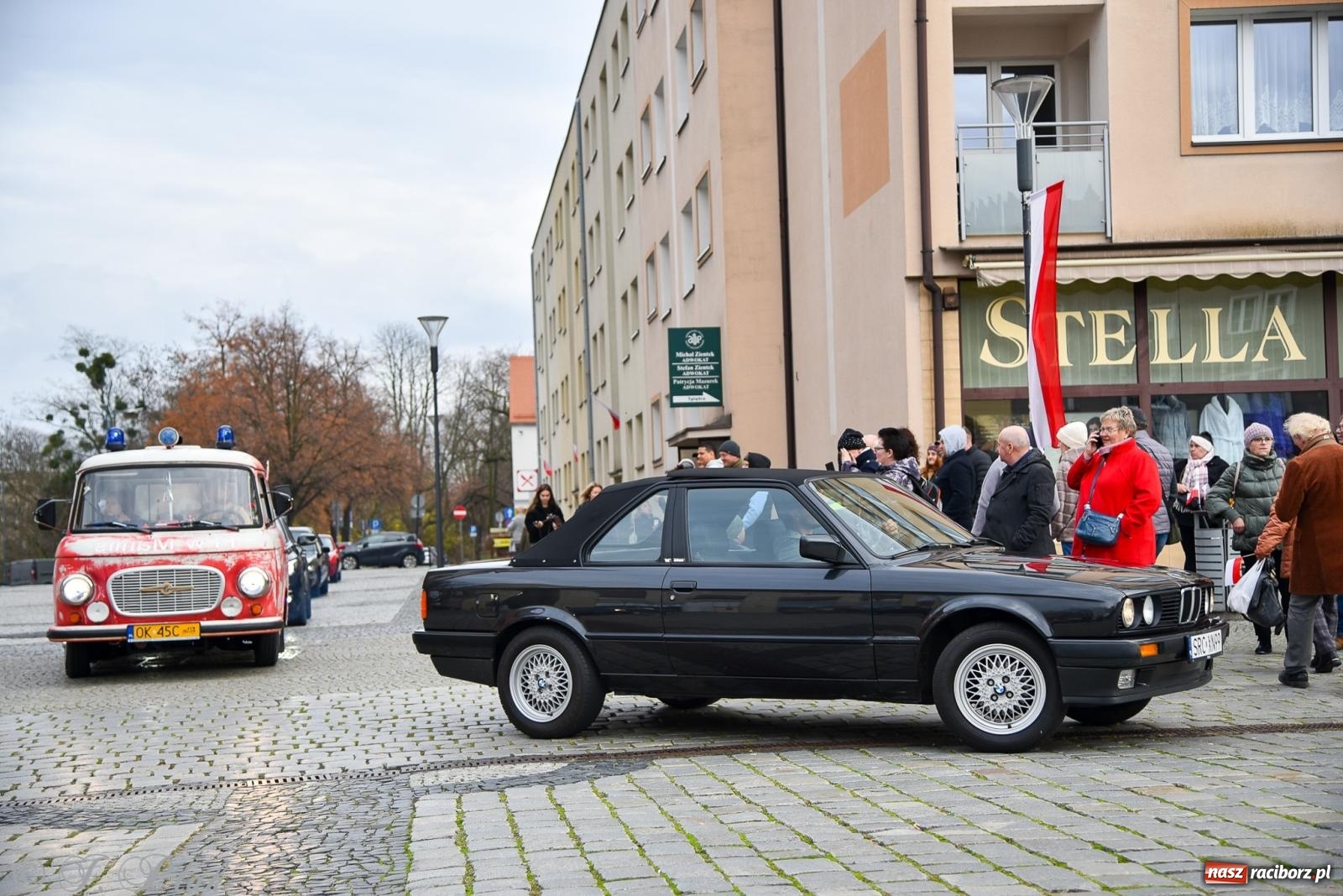 Zdjęcie w galerii na portalu naszraciborz.pl: Gwiazdy motoryzacji minionych dekad na raciborskim rynku [FOTO i WIDEO] wiadomości z regionu