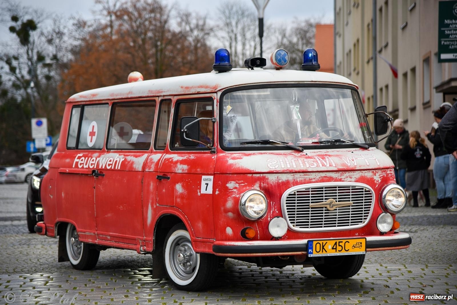 Zdjęcie w galerii na portalu naszraciborz.pl: Gwiazdy motoryzacji minionych dekad na raciborskim rynku [FOTO i WIDEO] wiadomości z regionu