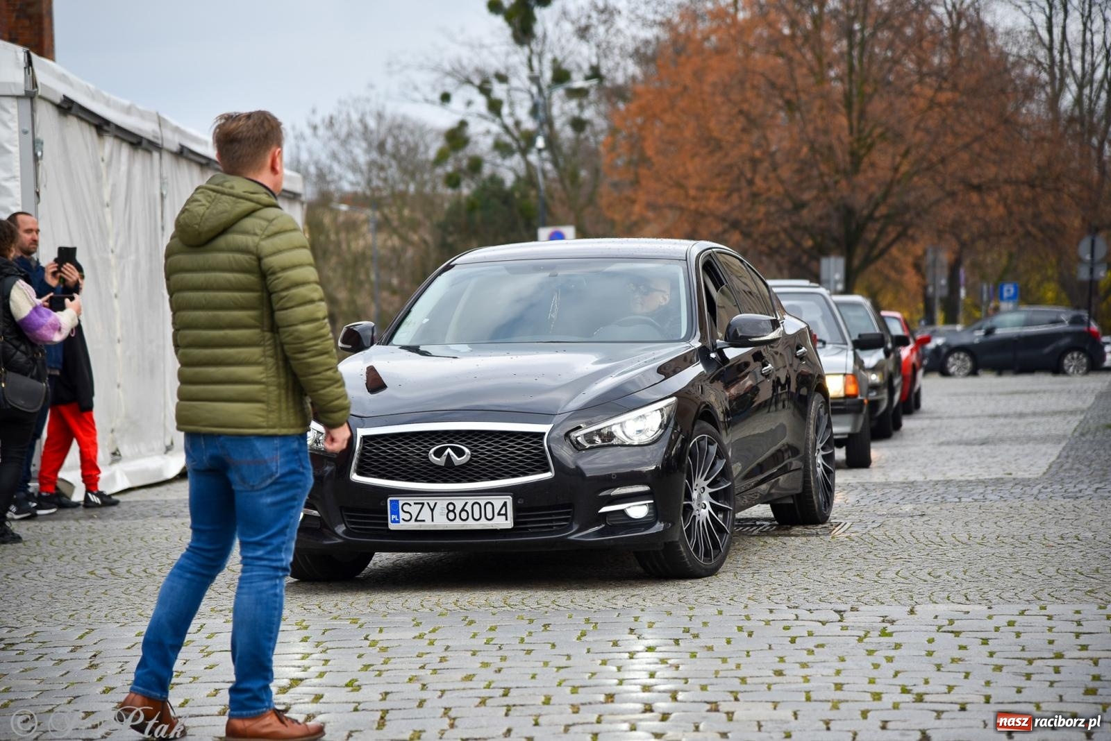 Zdjęcie w galerii na portalu naszraciborz.pl: Gwiazdy motoryzacji minionych dekad na raciborskim rynku [FOTO i WIDEO] wiadomości z regionu