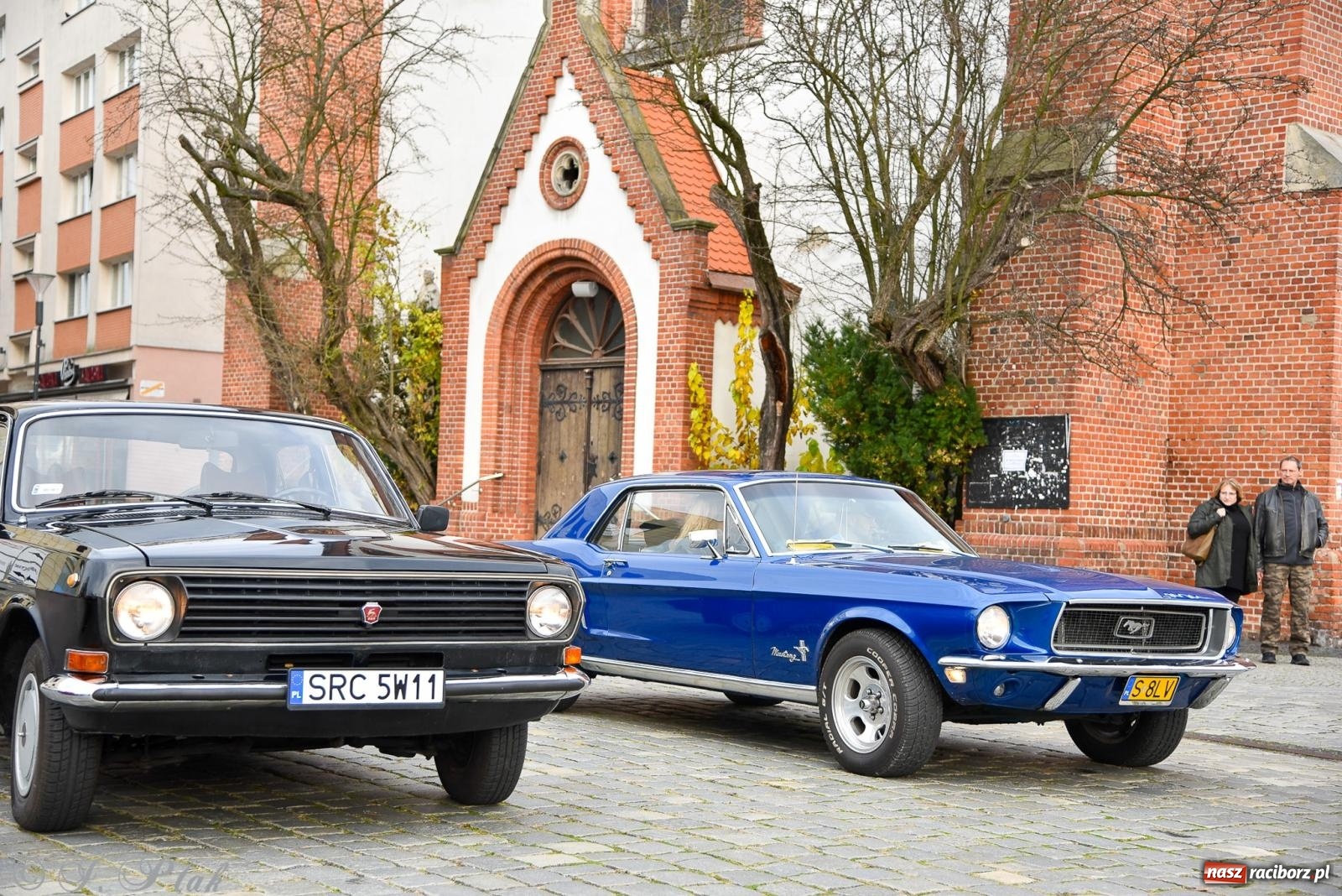 Zdjęcie w galerii na portalu naszraciborz.pl: Gwiazdy motoryzacji minionych dekad na raciborskim rynku [FOTO i WIDEO] wiadomości z regionu