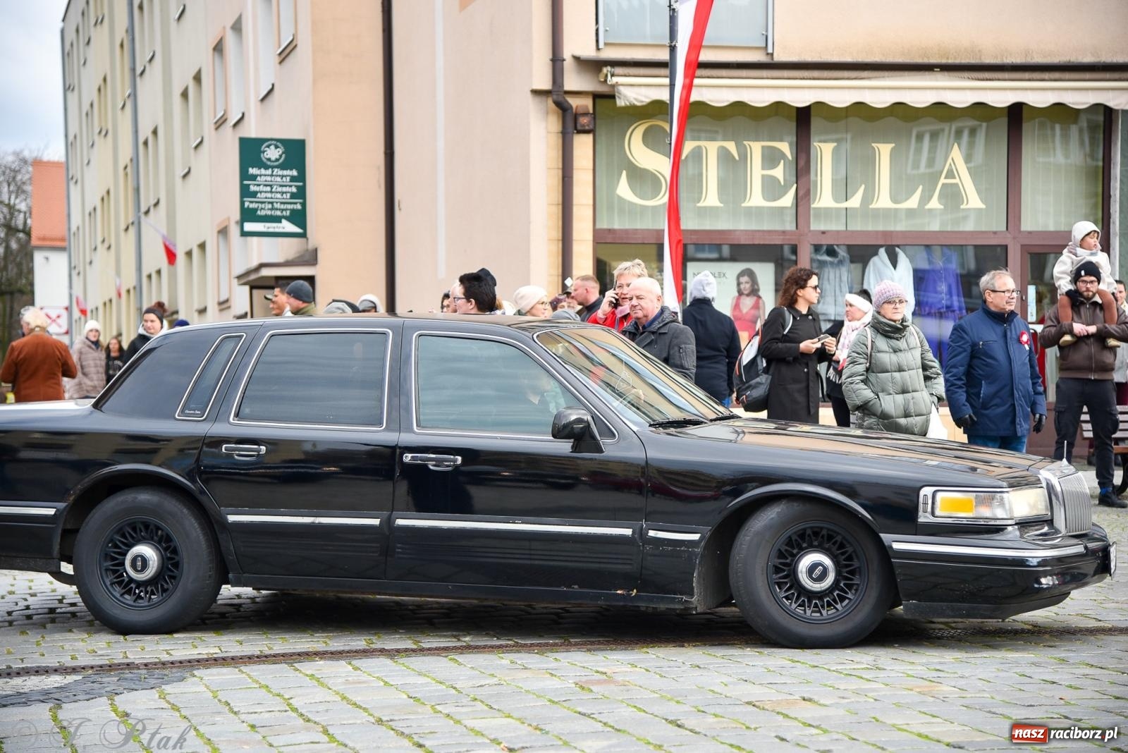 Zdjęcie w galerii na portalu naszraciborz.pl: Gwiazdy motoryzacji minionych dekad na raciborskim rynku [FOTO i WIDEO] wiadomości z regionu