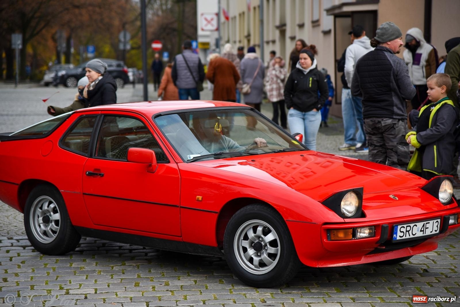 Zdjęcie w galerii na portalu naszraciborz.pl: Gwiazdy motoryzacji minionych dekad na raciborskim rynku [FOTO i WIDEO] wiadomości z regionu