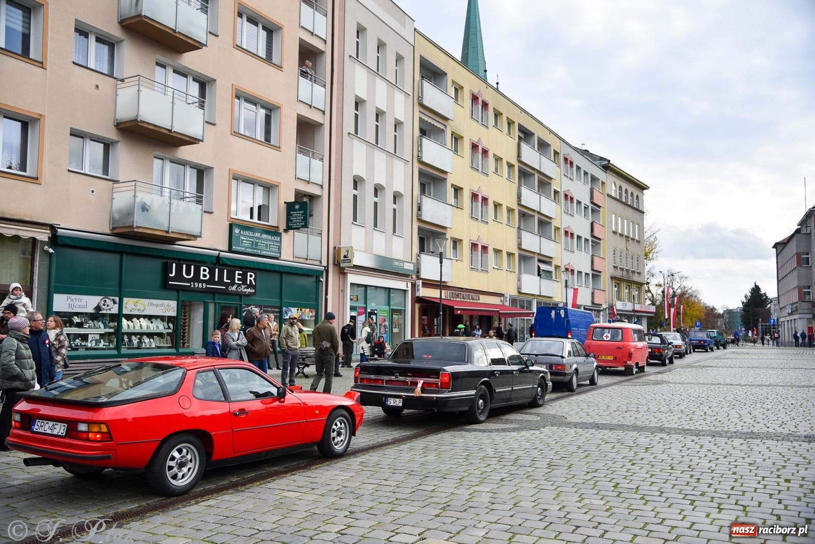 Zdjęcie w galerii na portalu naszraciborz.pl: Gwiazdy motoryzacji minionych dekad na raciborskim rynku [FOTO i WIDEO] wiadomości z regionu