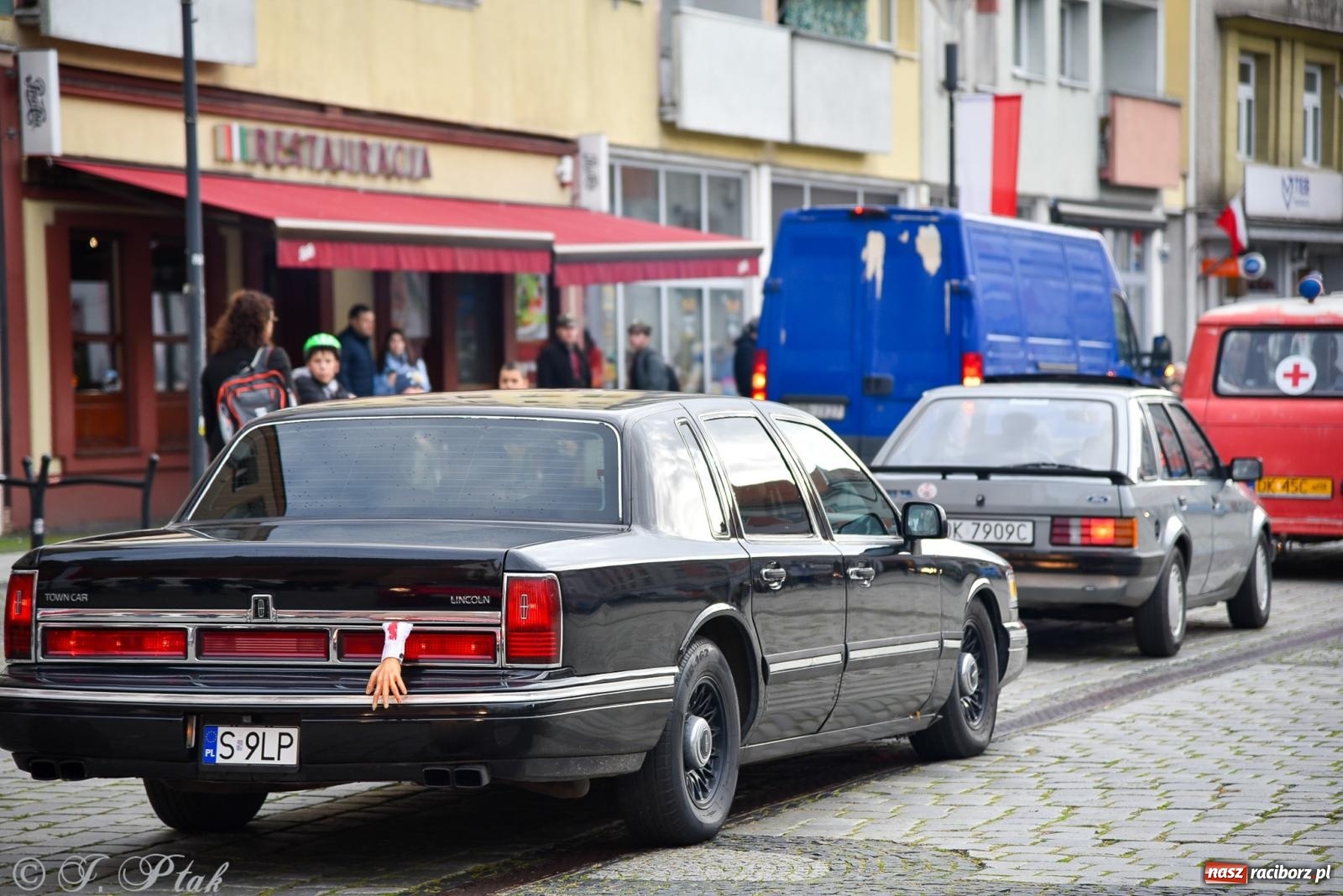 Zdjęcie w galerii na portalu naszraciborz.pl: Gwiazdy motoryzacji minionych dekad na raciborskim rynku [FOTO i WIDEO] wiadomości z regionu