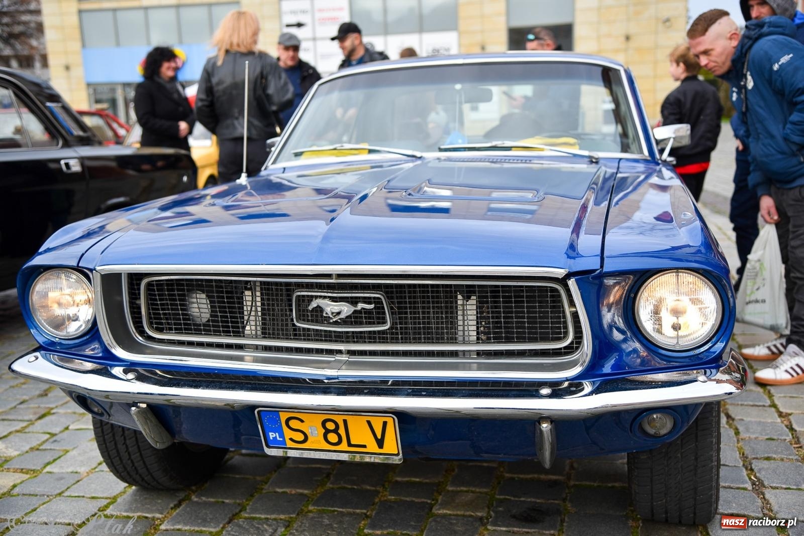 Zdjęcie w galerii na portalu naszraciborz.pl: Gwiazdy motoryzacji minionych dekad na raciborskim rynku [FOTO i WIDEO] wiadomości z regionu