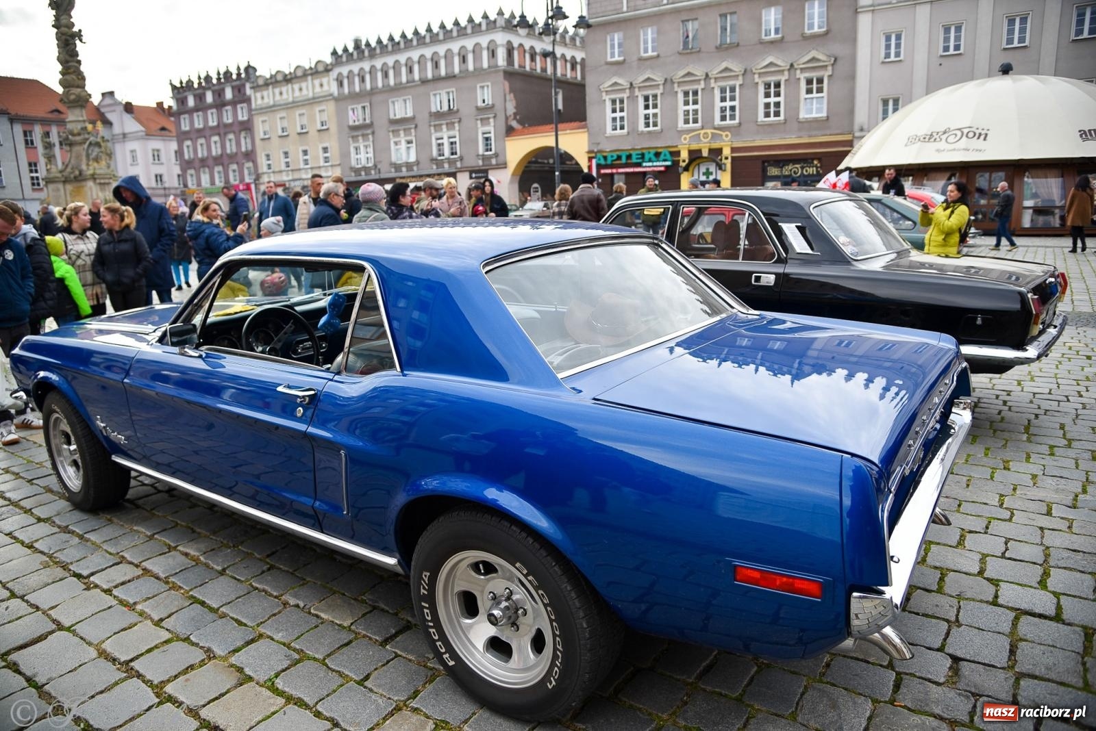 Zdjęcie w galerii na portalu naszraciborz.pl: Gwiazdy motoryzacji minionych dekad na raciborskim rynku [FOTO i WIDEO] wiadomości z regionu