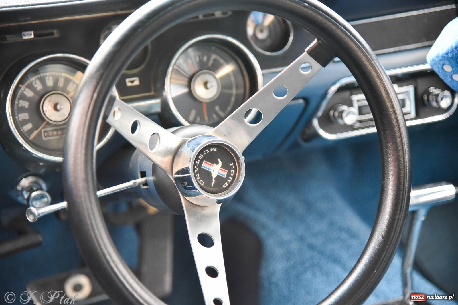 Zdjęcie w galerii na portalu naszraciborz.pl: Gwiazdy motoryzacji minionych dekad na raciborskim rynku [FOTO i WIDEO] wiadomości z regionu