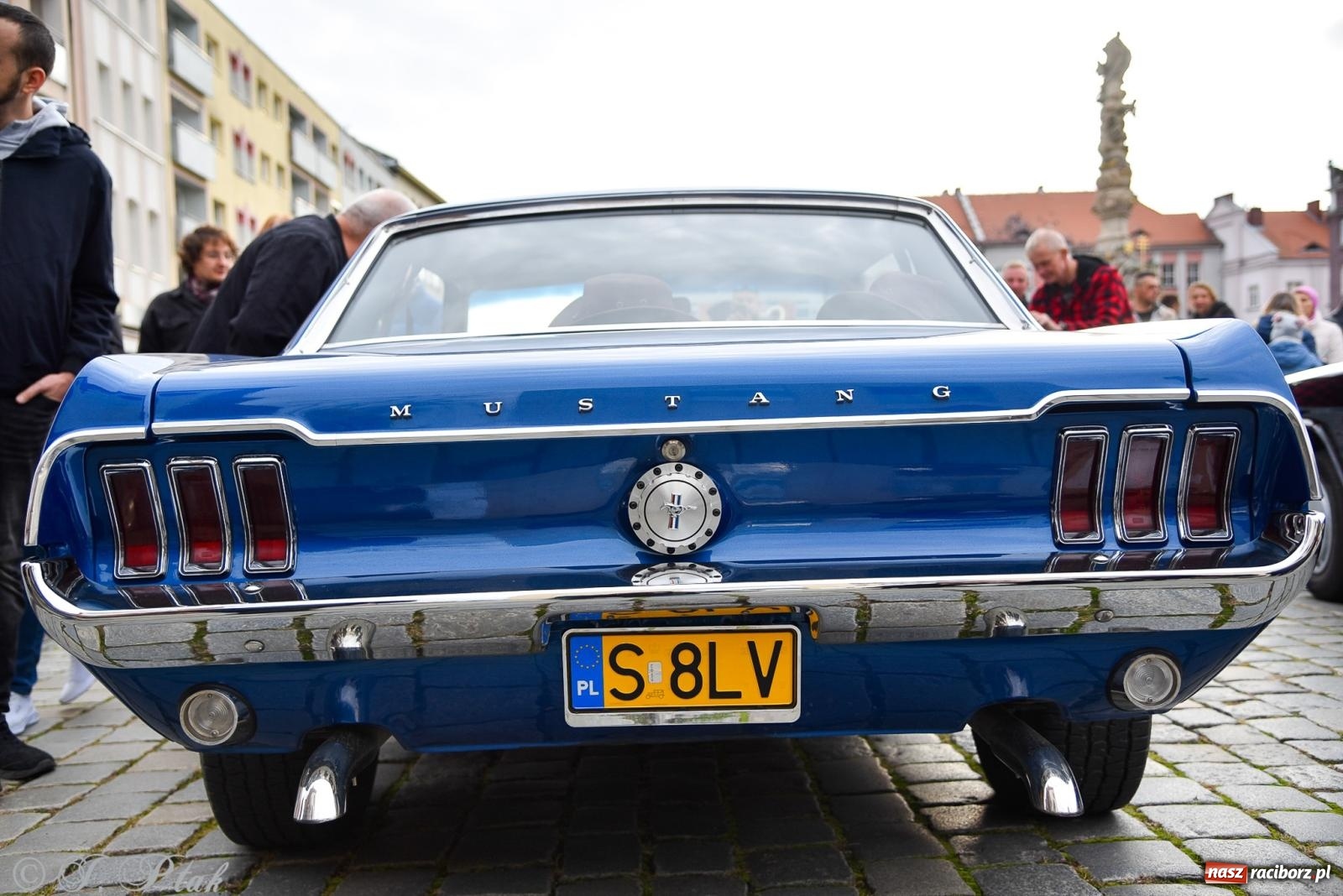 Zdjęcie w galerii na portalu naszraciborz.pl: Gwiazdy motoryzacji minionych dekad na raciborskim rynku [FOTO i WIDEO] wiadomości z regionu