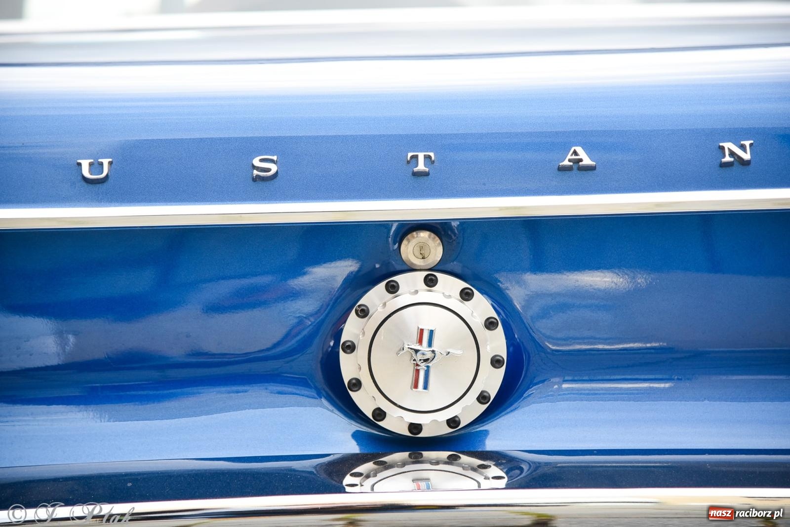 Zdjęcie w galerii na portalu naszraciborz.pl: Gwiazdy motoryzacji minionych dekad na raciborskim rynku [FOTO i WIDEO] wiadomości z regionu