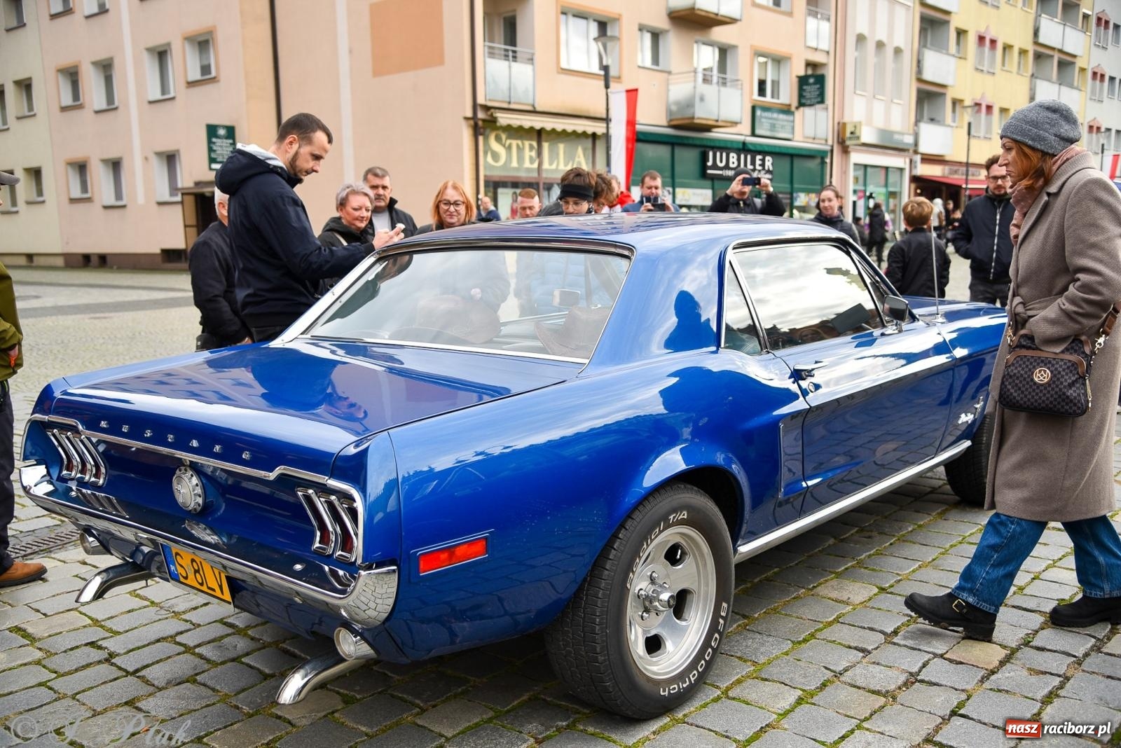 Zdjęcie w galerii na portalu naszraciborz.pl: Gwiazdy motoryzacji minionych dekad na raciborskim rynku [FOTO i WIDEO] wiadomości z regionu