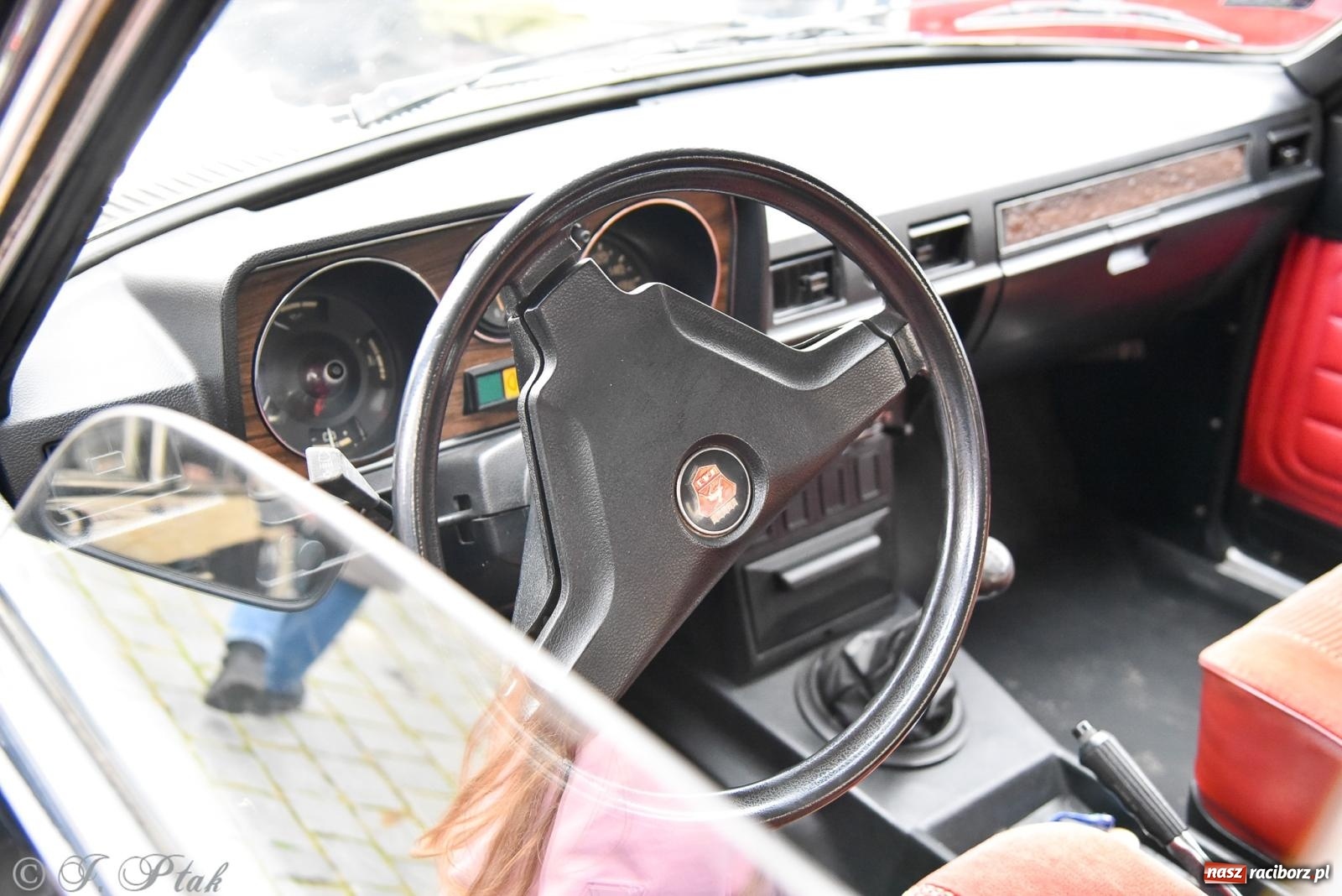 Zdjęcie w galerii na portalu naszraciborz.pl: Gwiazdy motoryzacji minionych dekad na raciborskim rynku [FOTO i WIDEO] wiadomości z regionu