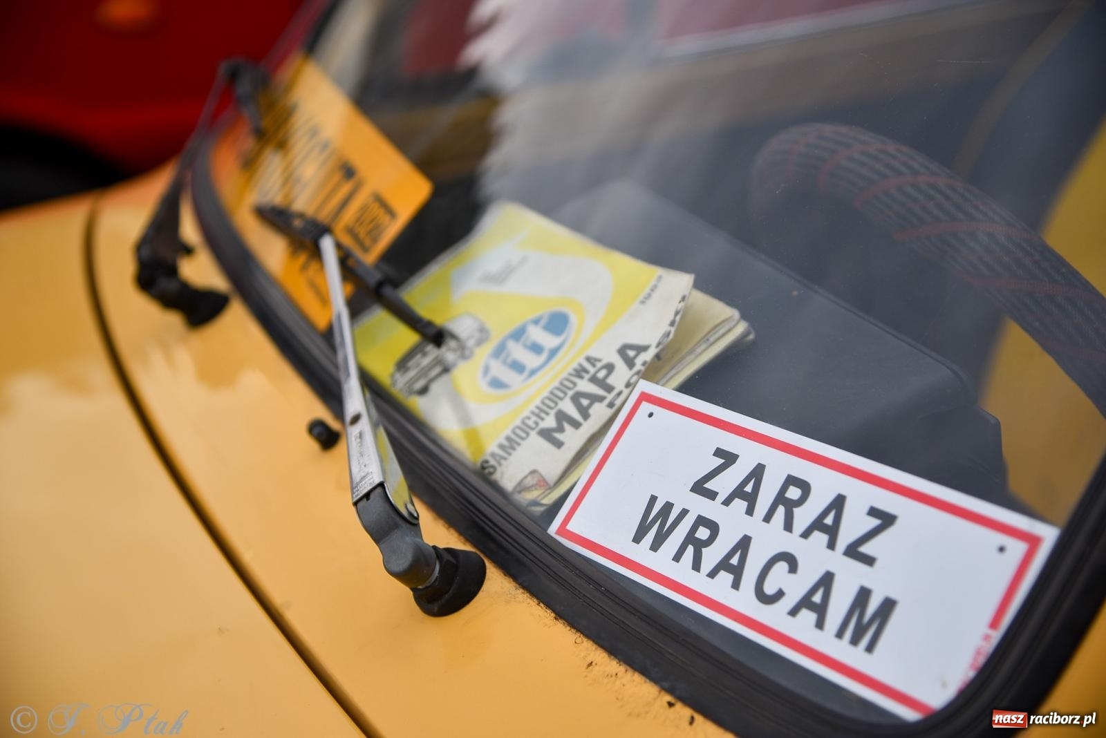 Zdjęcie w galerii na portalu naszraciborz.pl: Gwiazdy motoryzacji minionych dekad na raciborskim rynku [FOTO i WIDEO] wiadomości z regionu
