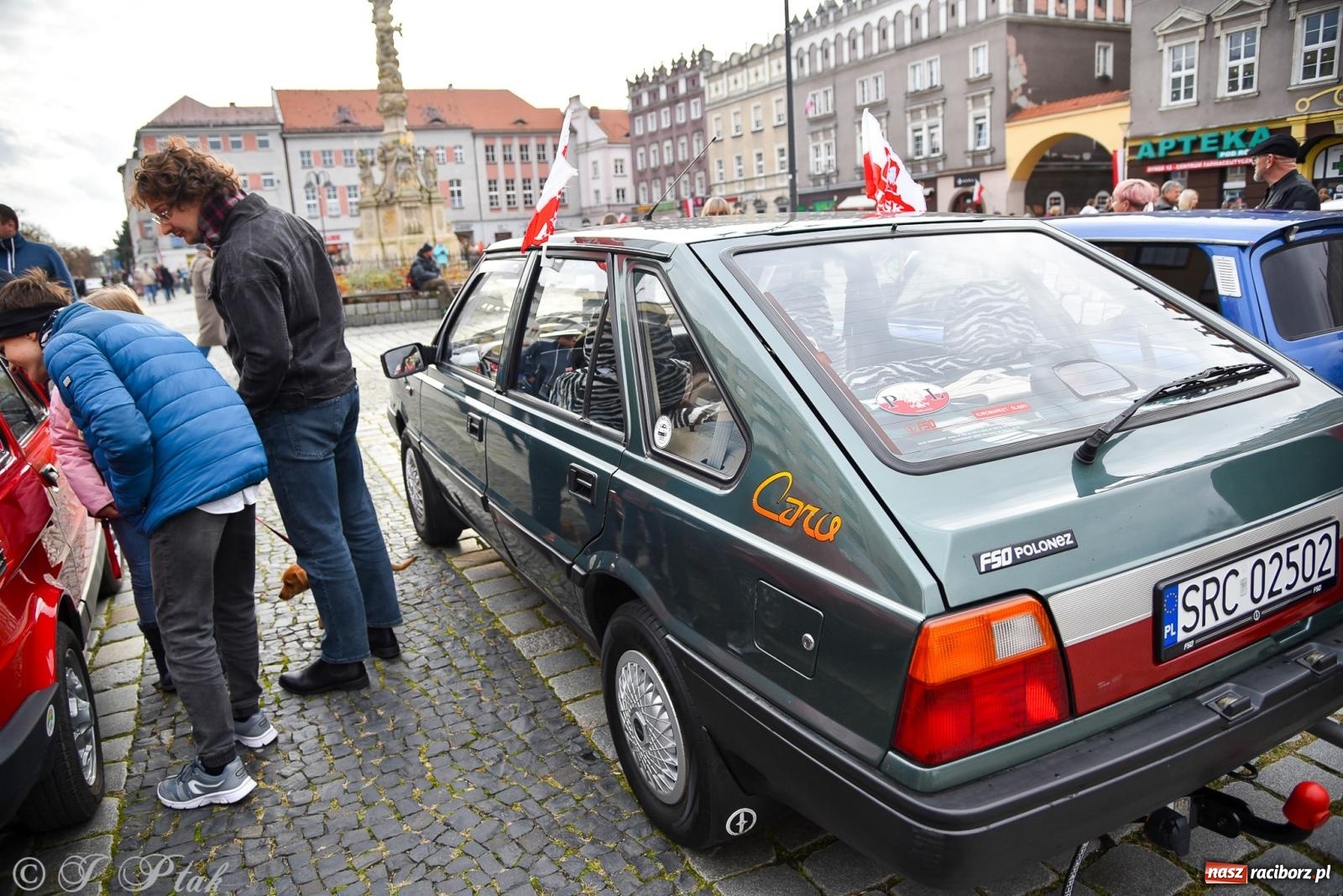 Zdjęcie w galerii na portalu naszraciborz.pl: Gwiazdy motoryzacji minionych dekad na raciborskim rynku [FOTO i WIDEO] wiadomości z regionu