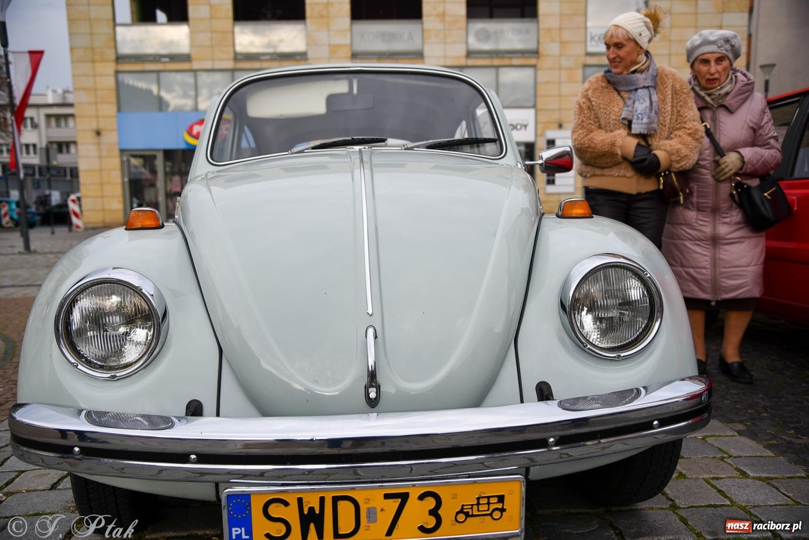 Zdjęcie w galerii na portalu naszraciborz.pl: Gwiazdy motoryzacji minionych dekad na raciborskim rynku [FOTO i WIDEO] wiadomości z regionu