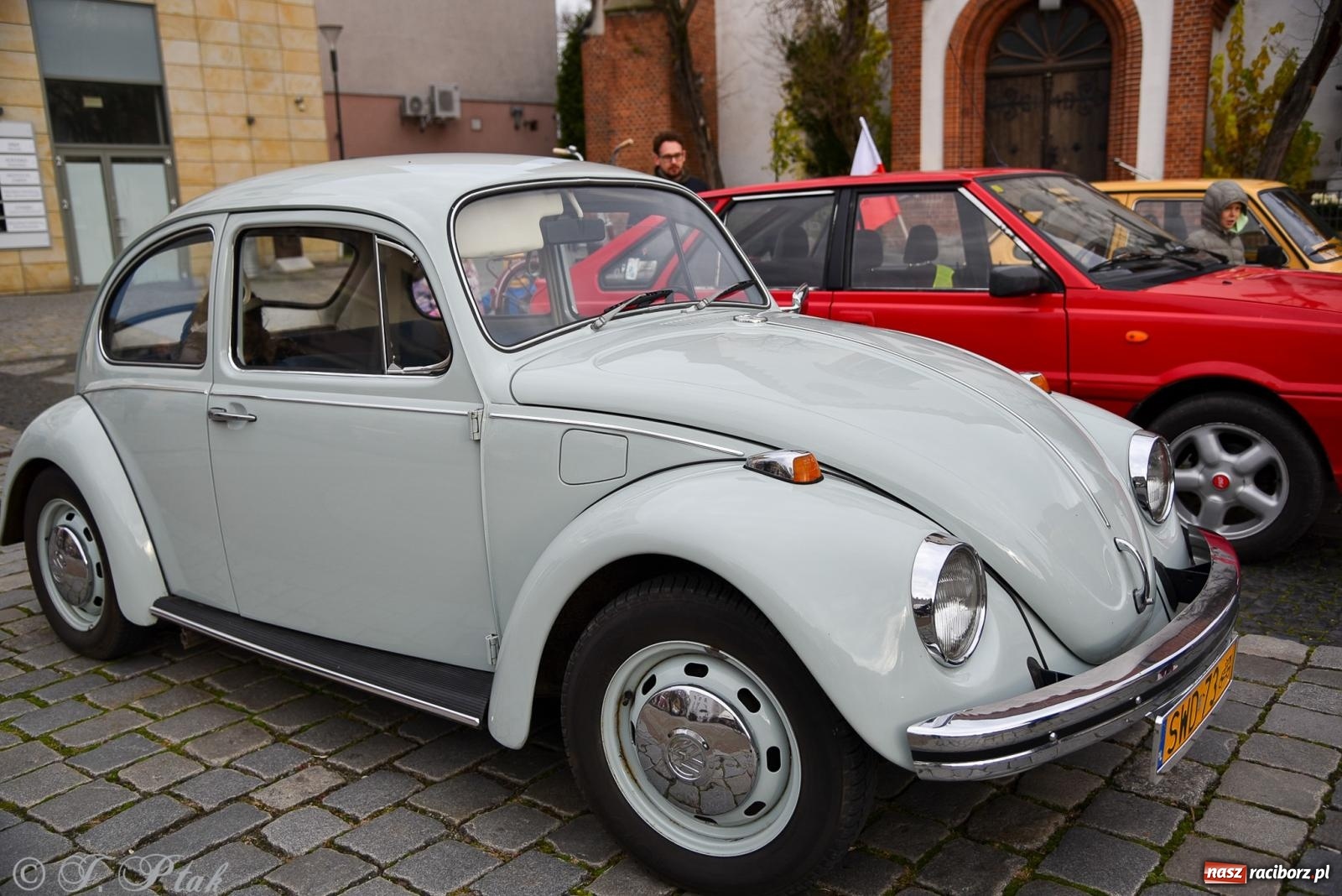 Zdjęcie w galerii na portalu naszraciborz.pl: Gwiazdy motoryzacji minionych dekad na raciborskim rynku [FOTO i WIDEO] wiadomości z regionu